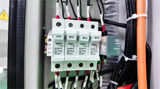 Energy storage container for storing the solar energy